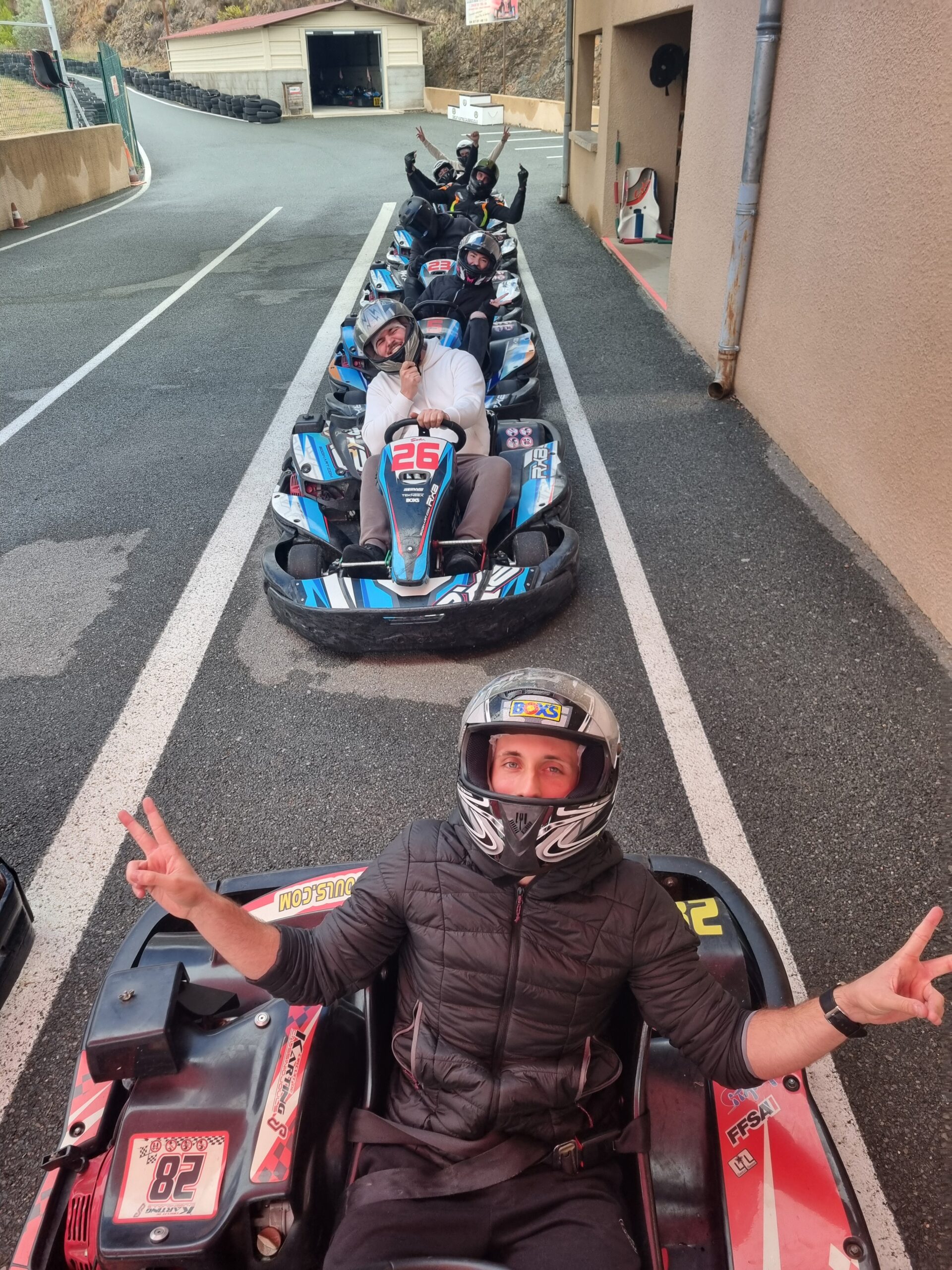 Kart en tête de file et notre  kart Handisport